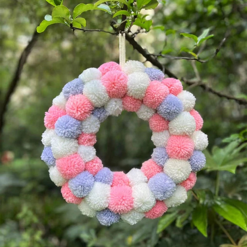 Couronne de Noël avec des pompons